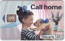 TC054 TÉLÉCARTE 120 - CALL HOME FRANCE TELECOM - FILLETTE AVEC 1 CHIOT DANS LES BRAS - Telecom