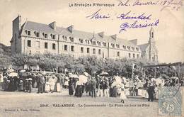 Pléneuf-Val-André       22        La Communauté.La Place Un Jour De Fête             (voir Scan) - Pléneuf-Val-André