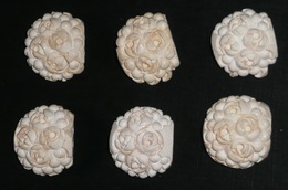 Rare Lot De 6 Anciennes Perles Ou Boutons En écume De Mer, Sculptées En Forme De Fleurs Rose - Pearls