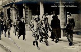 REVOLUTION BERLIN 1918/1919 - Straßenkämpfe In Berlin - Patrouille In Der Leipzigerstrasse Bewaffnet Mit Gewehr Und Hand - Geschiedenis