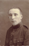 Photo De Fernand Goutière, Rue De La Croisette (peut-être à Courcelles ?) En Uniforme à Identifier - Uniformes