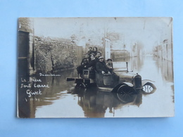 C. P. A. : 08 GIVET : Inondations La Bière Fort Carré, Givet, Personnes Dans Une Voiture, 4/11/1924 - Givet