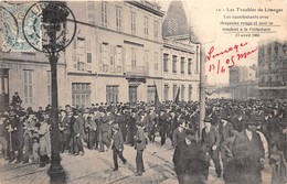 87-LIMOGES- LES TROUBLES DE LIMOGES- LES MANIFESTANTS AVEC DRAPEAUX ROUGE ET NOIR ... - Limoges