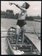 Félakt Csónakban, Retusált Fotó, Pecséttel Jelzett (Izsák), 20×15 Cm - Sonstige & Ohne Zuordnung