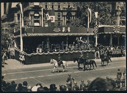 1937 Budapest, Andrássy út, III. Viktor Emánuel Olasz Király Látogatása, Fotó, Felületén Törésnyomokkal, 17×23 Cm - Altri & Non Classificati