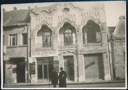 Cca 1920 Székesfehérvár, 'Pávás'-ház Fotója, A Bútor Szövetkezet üzletével, Fotó, 6x8 Cm. - Andere & Zonder Classificatie