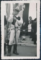 Cca 1930 Népviseletes Fiatalember, Címeres Országzászlóval, Fotó, 7,5×11 Cm - Sonstige & Ohne Zuordnung