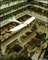 1985 Budapest, Atrium Hotel Belső Tere Repülőgéppel, 9 Db Professzionális Minőségű, Szabadon Felhasználható, Vintage Neg - Sonstige & Ohne Zuordnung