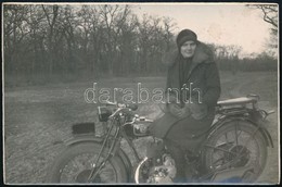 1931 Hölgy F.N. Motoron Debrecenben, Hátoldalon Feliratozott Fotó, 5,5×8,5 Cm - Altri & Non Classificati