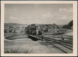 Cca 1940-1950 Mozdony Vasúti Híd Mellett, Mozdonyfordítón, 13×18 Cm - Altri & Non Classificati