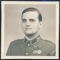 1942 Tornyos Ödön, A M. Kir. Honvédség Repülős Főhadnagya Kitüntetésekkel, Fotó, 6×6 Cm - Autres & Non Classés
