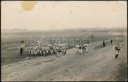 1926 Levente Terepverseny, Futás Fegyverrel, Mögötte Laktanya és Vasúti Töltés, Fotólap, Foltos, Egyik Sarkán Törésnyom, - Altri & Non Classificati