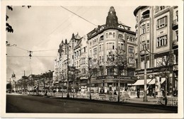 ** T1 Debrecen, Ferenc József út, Városi Bérházak, Róna Sándor ékszerész, Cipőkereskedelmi üzlet, Kossuth Gyógyszertár,  - Zonder Classificatie