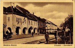 T2 1941 Beszterce, Bistritz, Bistrita; Árkádok, Búza Tér, Magyar Katona. Gustav Zikeli / Kornmarkt / Street View, Hungar - Non Classés