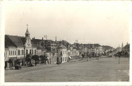 T2 Szászrégen, Reghin; Fő Tér, Utcakép, üzletek, Automobil / Main Square, Street View, Shops, Automobiles - Non Classificati