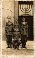 ** T3 ~1940 Magyar Katonák Egy Kárpátaljai Zsinagóga Előtt A Bevonulás Után / Hungarian Soldiers In Front Of A Transcarp - Sin Clasificación