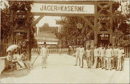 * T3 1912 Csendőr Laktanya Kakastollas Csendőrökkel / Jäger-Kaserne / K.u.K. Gendarme Barracks. Photo  (Rb) - Sin Clasificación