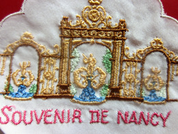 Vintage French Gold And Red Embroidered Napkin NANCY Serviette De Table Brodée OR Et Rouge Linge D'époque Dentelle-Tissu - Encajes Y Tejidos