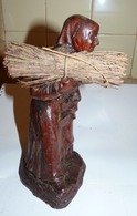 ANCIENNE SCULPTURE PLATRE GENRE SANTON GRAND MERE AVEC FAGOT DE BOIS / 22.5 Cm - Other & Unclassified