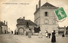 - VILLENEUVE La GUYARD -  Partie De Criquet Devant L'Hôtel De Ville  (bien Animée)  -12427- - Villeneuve-la-Guyard