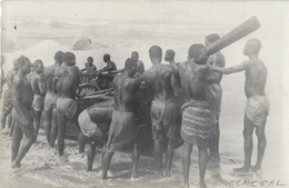 Carte-photo Du Sénégal: Pêcheurs Sortant Un Bateau - Société Lumière, Lyon - Carte Non Circulée - África