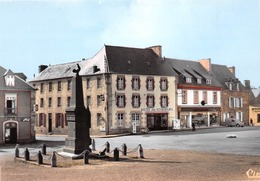 PLOUARET - La Place Et L'Hôtel Des Voyageurs - 2cv Citroën - Pompes à Essence - Monument Aux Morts - Plouaret