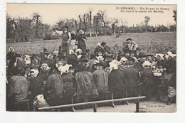 PLOERMEL - UN REPAS DE NOCES - ON BOIT A LA SANTE DES MARIES - 56 - Ploërmel