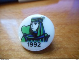 A017 -- Pin's Porcelaine Tosca Personnage 1992 - Sonstige