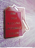 A008 -- Pin's Non Zola N'est Pas Un Fromage Italien - Autres