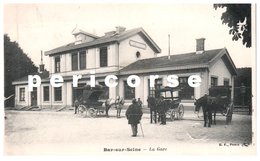 10  Bar Sur Seine  Caleches Devant La Gare - Bar-sur-Seine