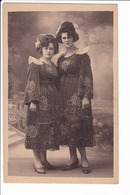 5916 - Deux Jeunes élégantes De Rosporden (29) - Costumes
