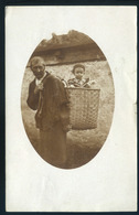 BESZTERCEBÁNYA 1910. Gyerek A Kosárban, érdekes Fotós Képeslap  /  Child In Basket Interesting Photo Vintage Pic. P.card - Autres & Non Classés