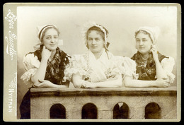 NYITRA 1897. Lőger: Ghyczy Lányok, Népviseletben,  Cabinet Fotó  /  Girls In Traditional Costume Vintage Cabinet Photo - Otros & Sin Clasificación