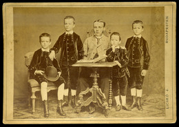 BUDAPEST 1875. Ca. Licskó : Férfi 4 Gyerekkel érdekes Cabinet Fotó  /  Man With 4 Children Intr Vintage Cabinet Photo - Andere & Zonder Classificatie