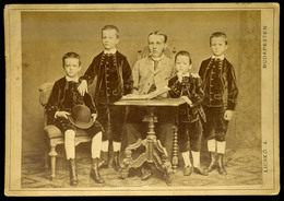 BUDAPEST 1875. Ca. Licskó : Férfi 4 Gyerekkel érdekes Cabinet Fotó  /  Man With 4 Children Intr Vintage Cabinet Photo - Other & Unclassified