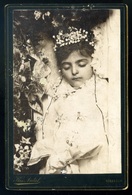 KŐSZEG 1890. Ca. Kis Antal : Gyerek, Koporsóban , Cabinet Fotó  /  Child In Coffin Vintage Cabinet Photo - Other & Unclassified