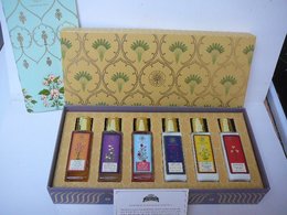 FOREST ESSENTIALS "LUXURIUS AYURVEDA"  COFFRET ANGLAIS: 6 FLACONS X 50 ML  LIRE ET VOIR !! - Miniatures Femmes (avec Boite)