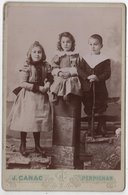 Photo Originale Cabinet XIXème Enfants Beaux Habits Jouet Fusil Par Canac Perpignan - Anciennes (Av. 1900)