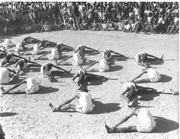Photo Rhodésie (Zimbabwe). Région De Gangarwe, Réserve Tribale Gymnastique Scolaire Photo Vivant Univers. 1974 - Africa