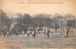 88-EPINAL- LE PETIT CHAMP DE MARS, NON MILITAIRES S'ENTAINENT AU FOOTBALL - Epinal