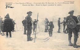 39-MOREZ- CONCOURS DES 31 JANVIER. 1.2. ET 3 FEVRIER 1909 COURSE DE SKIS, AVANT LE DEPART PENDANT LA RAFALE - Morez