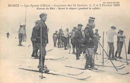 39-MOREZ- CONCOURS DES 31 JANVIER. 1.2. ET 3 FEVRIER 1909 COURSE DE SKIS, AVANT LE DEPART PENDANT LA RAFALE - Morez