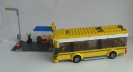 Sur 2 PHOTOS FIGURINE LEGO CITY 7641 STATION DE BUS AUTOBUS ET MAISONS - Poppetjes