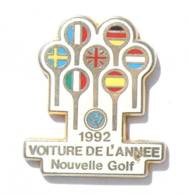 Pin's NOUVELLE GOLF - Voture De L'année 1992 - Panneaux Aux Drapeaux Européens - Zamac - Jacabi - I604 - Volkswagen