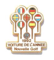 Pin's NOUVELLE GOLF - Voture De L'année 1992 - Panneaux Aux Drapeaux Européens - Zamac - Jacabi - I606 - Volkswagen