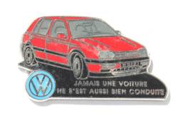 Pin's VOLKSWAGEN GOLF ROUGE - Jamais Une Voiture Ne S'est Aussi Bien Conduite - Zamac - Decat - I607 - Volkswagen