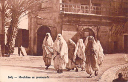 Algérie  (femme Femmes Maghrébines) Moukères En Promenade (1)  (-- Edition  A.D.I.A 8063)*PRIX FIXE - Women