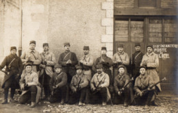 CPA 2755 - MILITARIA - Carte Photo Militaire - Un Groupe De Soldats Du 165ème Rgt D'Infanterie Devant Le Poste De Police - Personaggi