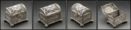 Boîte Ajourée En Argent, En Forme De Coffre, Boucle De Fermeture, 1 Comp., 65x55x55mm. - TB - Kisten Für Briefmarken