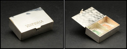 Boîte Métal Argenté Marquée "Victoria" Sur Couvercle, 2 Comp., 56x38x16mm. - TB - Stamp Boxes